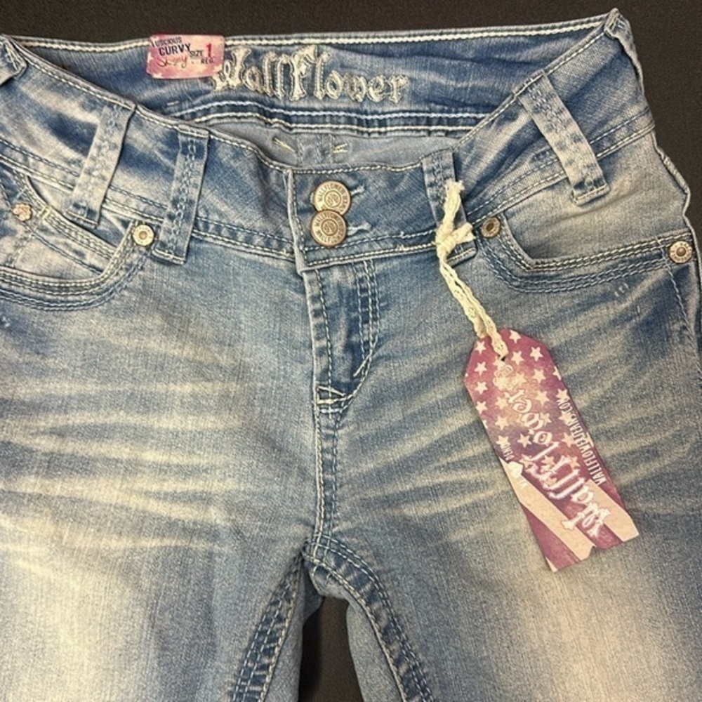 83.  NWT wallflower women’s luscious curve light blue skinny jeans size 1 R
